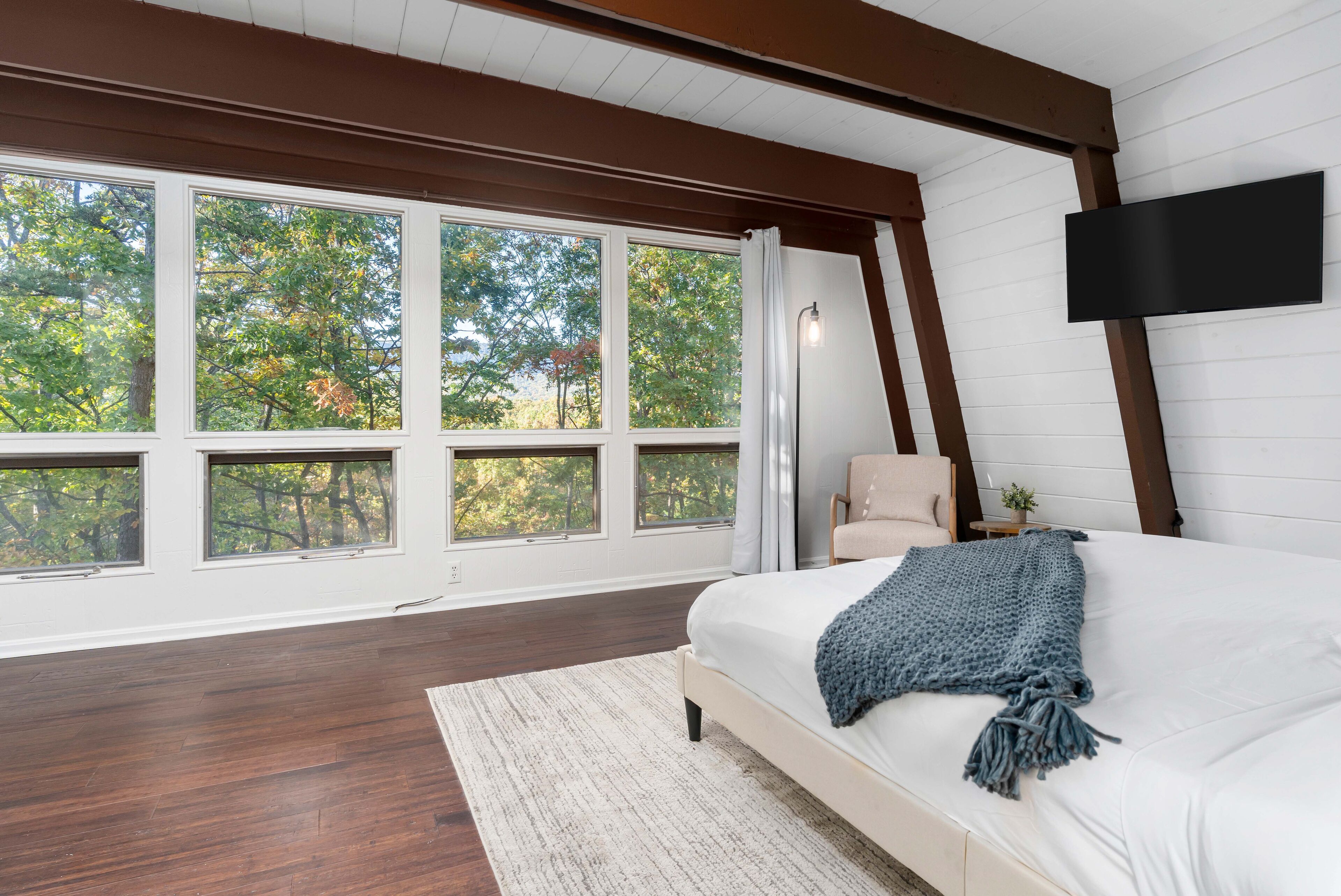 6 slaapkamers, een bureau, een strijkplank/strijkijzer, reisbedje