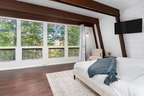 6 soverom, skrivebord, strykejern/-brett og reiseseng for barn