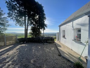 Property grounds - 18th century farmhouse on the foothills of Wicklow (Gorey)