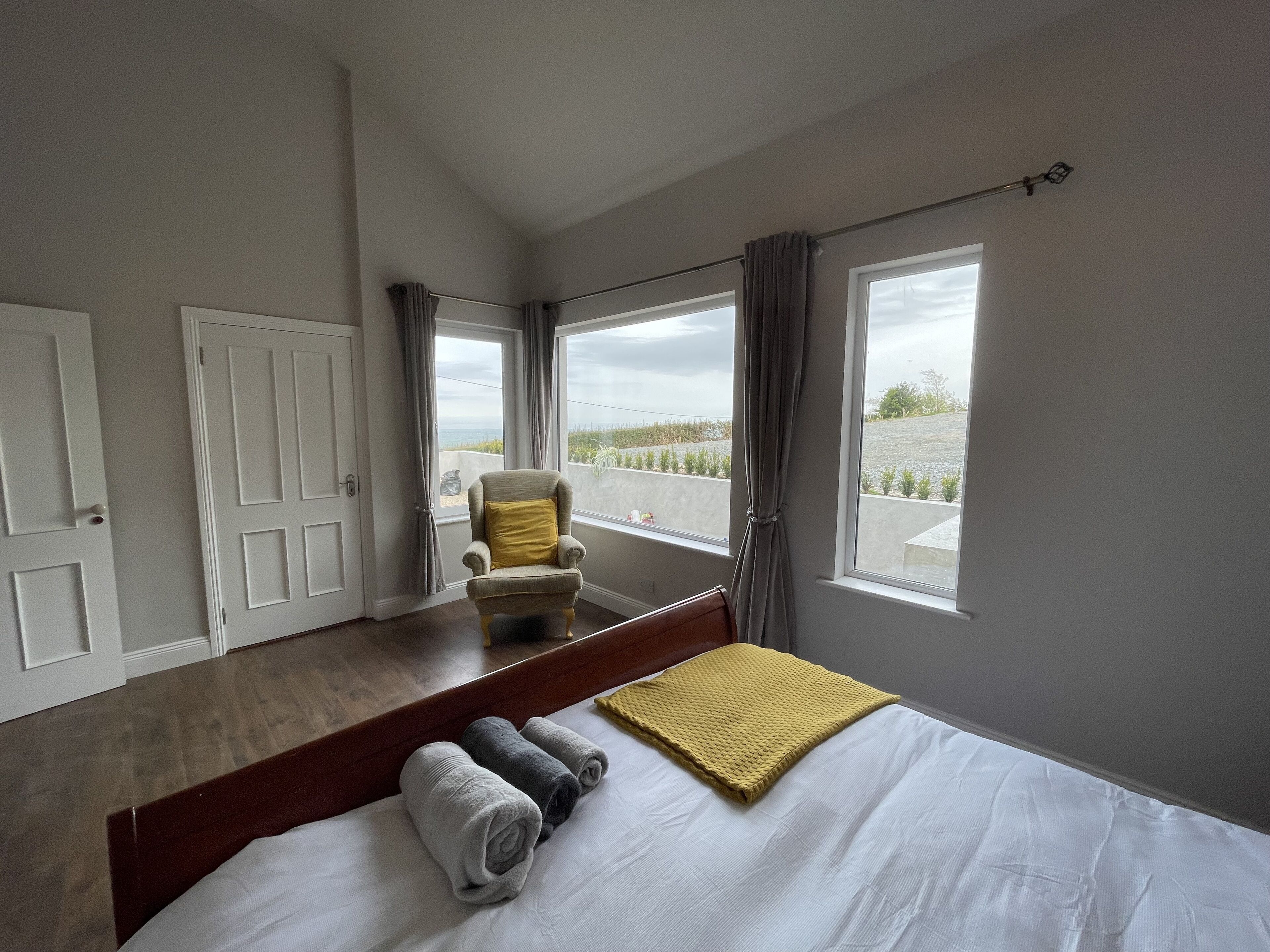 3 bedrooms, desk, iron/ironing board, travel cot