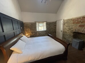 3 bedrooms, desk, iron/ironing board, travel crib - 18th century farmhouse on the foothills of Wicklow (Gorey)