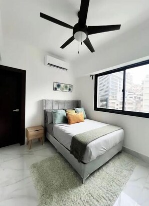 2 soverom, skrivebord, strykejern/-brett og wi-fi (inkludert)