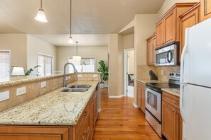 Fridge, microwave, oven, stovetop - Pool!!,Hardwood, Granite, (Meridian)