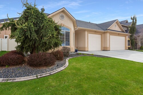 Pool!!,Hardwood, Granite,