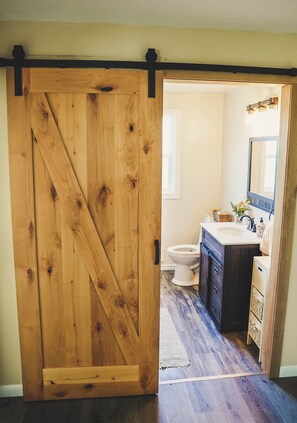 Combined shower/tub, hair dryer, towels, soap - Westworld, Gateway (Gateway)