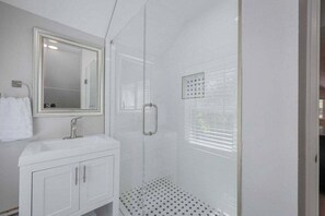 Een douche, een haardroger, handdoeken