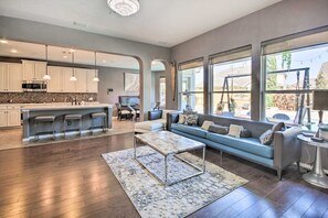 Televisión, chimenea y estéreo 