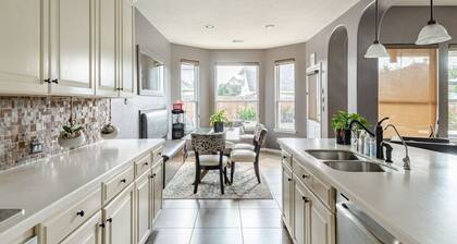 Serene 4BR Lux Home w Heated Spa Pool Massage Chair