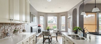 Serene 4BR Lux Home w Heated Spa Pool Massage Chair