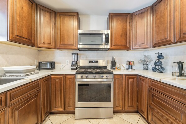 Fridge, microwave, oven, stovetop