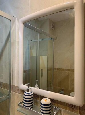 Dusche, Haartrockner, Handtücher, Seife