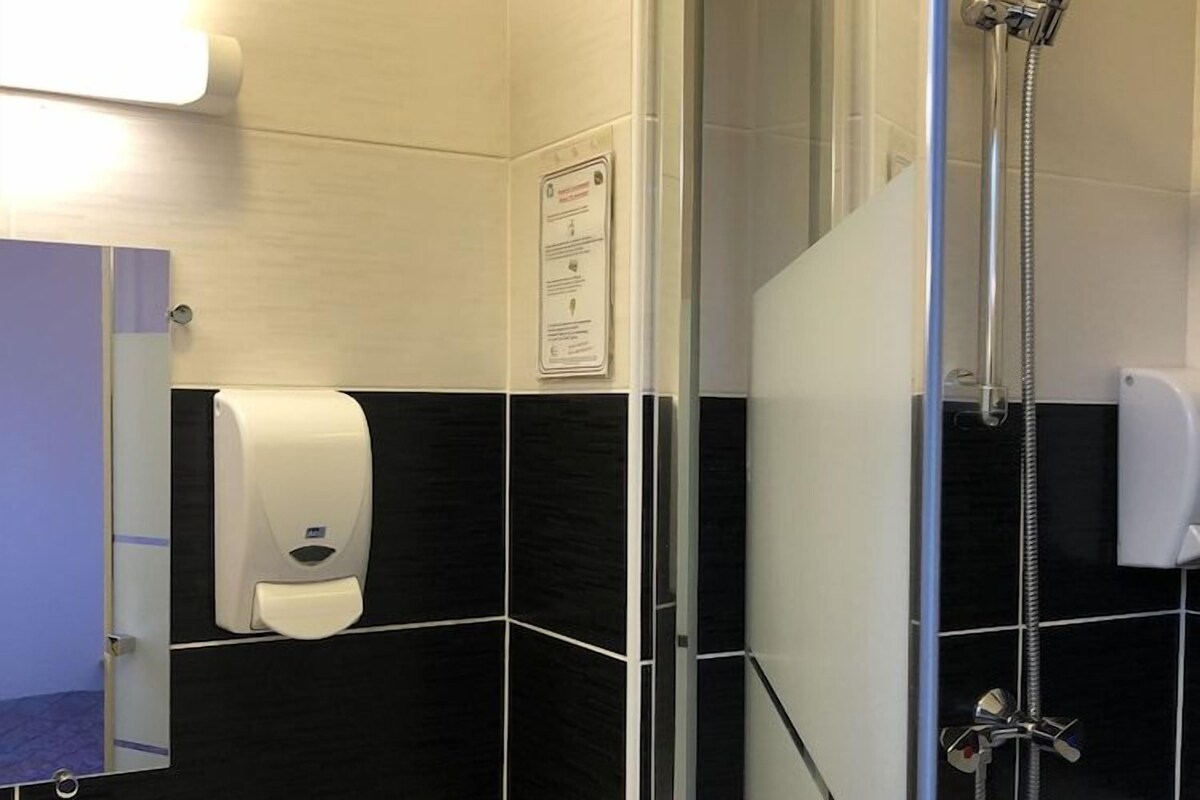 Badezimmer | Dusche, kostenlose Toilettenartikel, Haartrockner, Handtücher