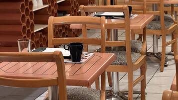 Petit déjeuner buffet (12 EUR par personne)