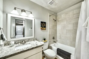 Ensemble douche/baignoire, sèche-cheveux, serviettes fournies, savon