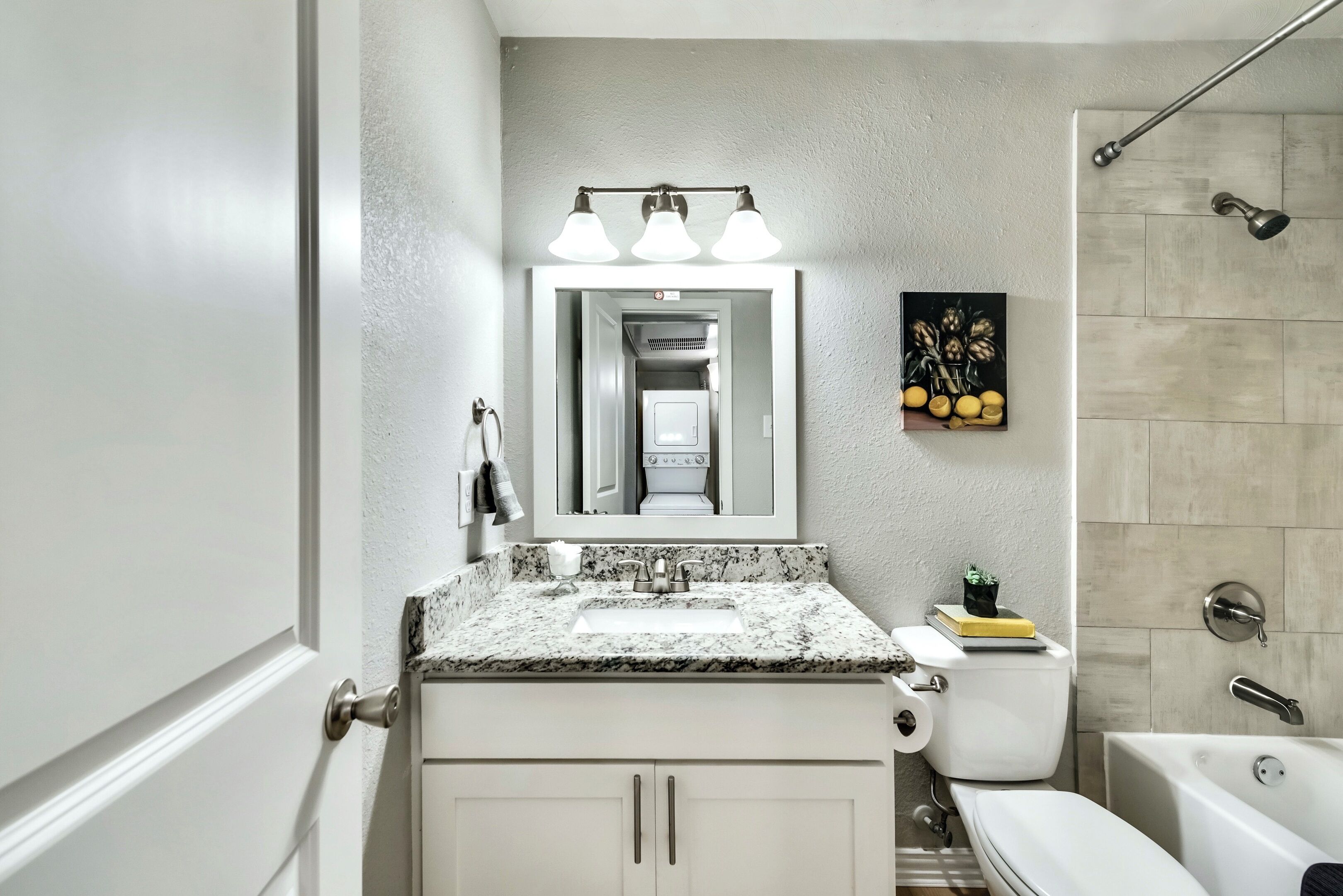 淋浴/盆浴组合、吹风机、毛巾、肥皂