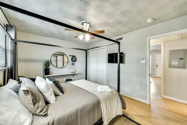 1 chambre, bureau, fer et planche à repasser, lit parapluie