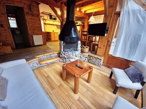 Televisión y chimenea