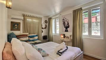 4 bedrooms, iron/ironing board, free WiFi, bed sheets