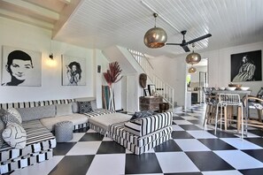 TV - Villa Alma Da Lua - Four Bedroom Villa, Sleeps 10 (Saint-Pierre)