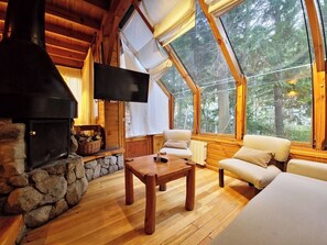 Smart TV, fireplace - El Remanso - Radal Cabin, Manzano Bay (Puerto Manzano)