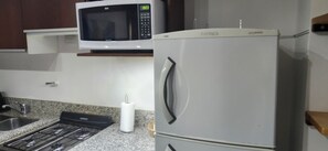 Refrigerador, microondas, horno, tostadora