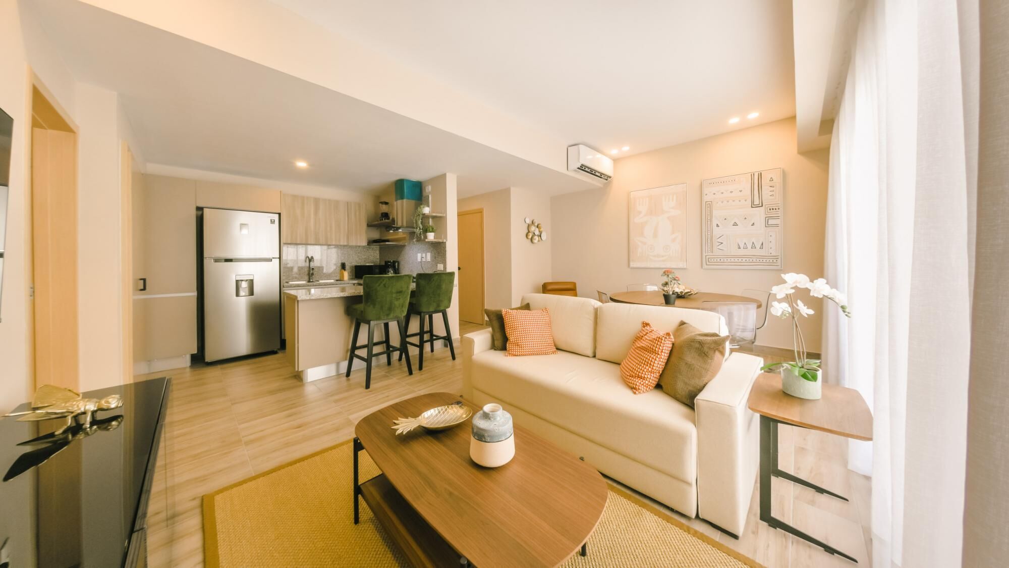 Un apartamento moderno con cocina, comedor y sala de estar.