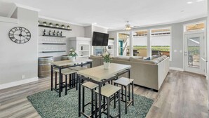 Una cocina moderna con comedor, un ventanal y vistas al exterior.