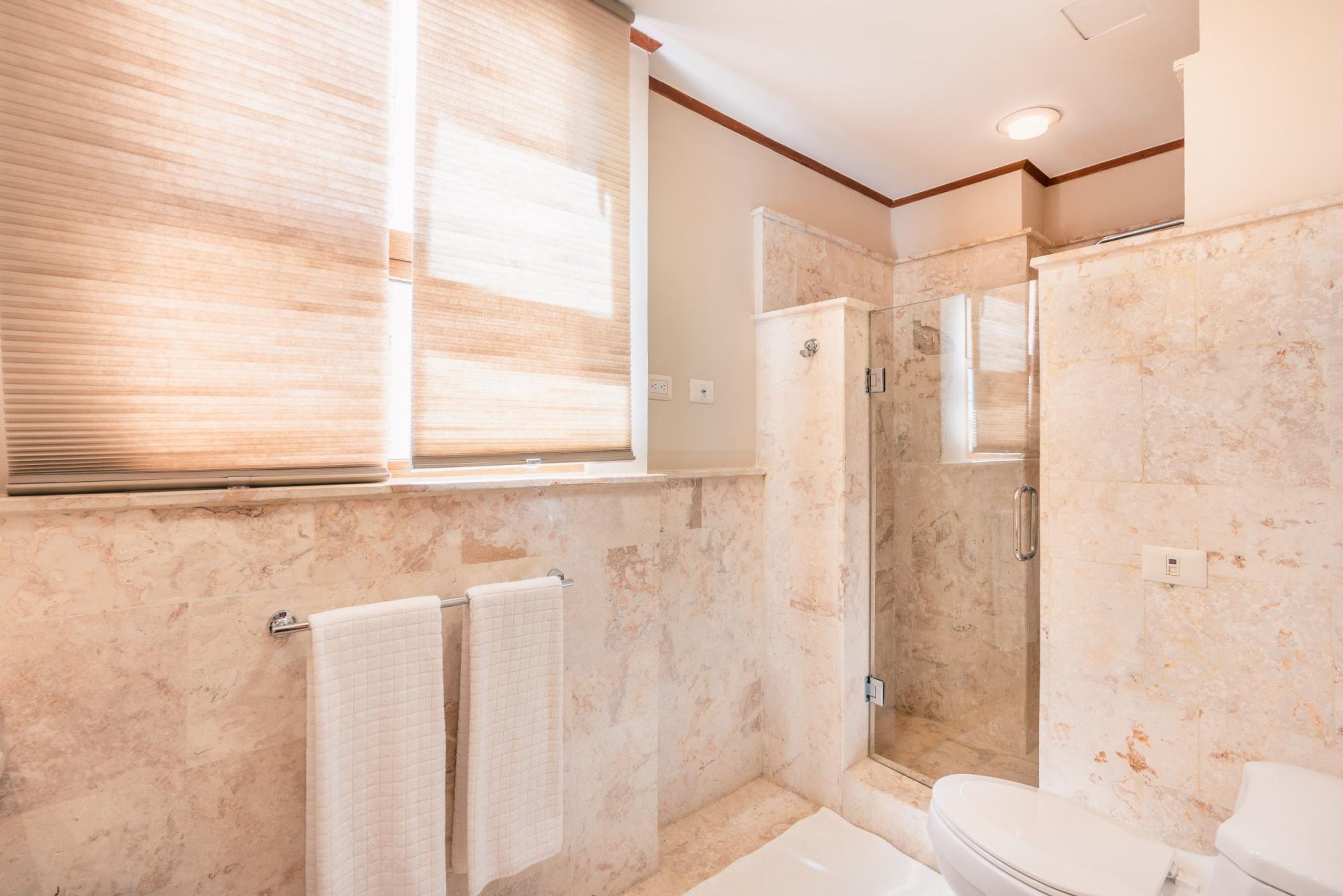 Un baño con ducha acristalada, inodoro y bañera.