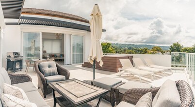 3br-penthouse w Jacuzzi Incl at Lake View