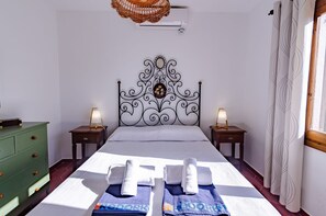 4 bedrooms, iron/ironing board, internet, bed sheets - 4 Bedroom Villa, Private Pool, Binibeca, 300m to the Beach (Binibeca)