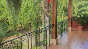 4 bedrooms, travel crib