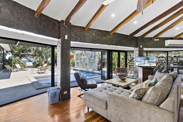 House | 7 bedrooms - Playa Potrero - Beachfront Villa big Private Pool Bella Catalina (Tempate)