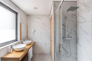 Familie tweepersoonskamer (Pomar) | Luxe beddengoed, donzen dekbedden, gratis wifi, beddengoed