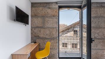 Kamar Double Klasik (Mirante) | Seprai premium, selimut bulu angsa, Wi-Fi gratis, dan seprai linen