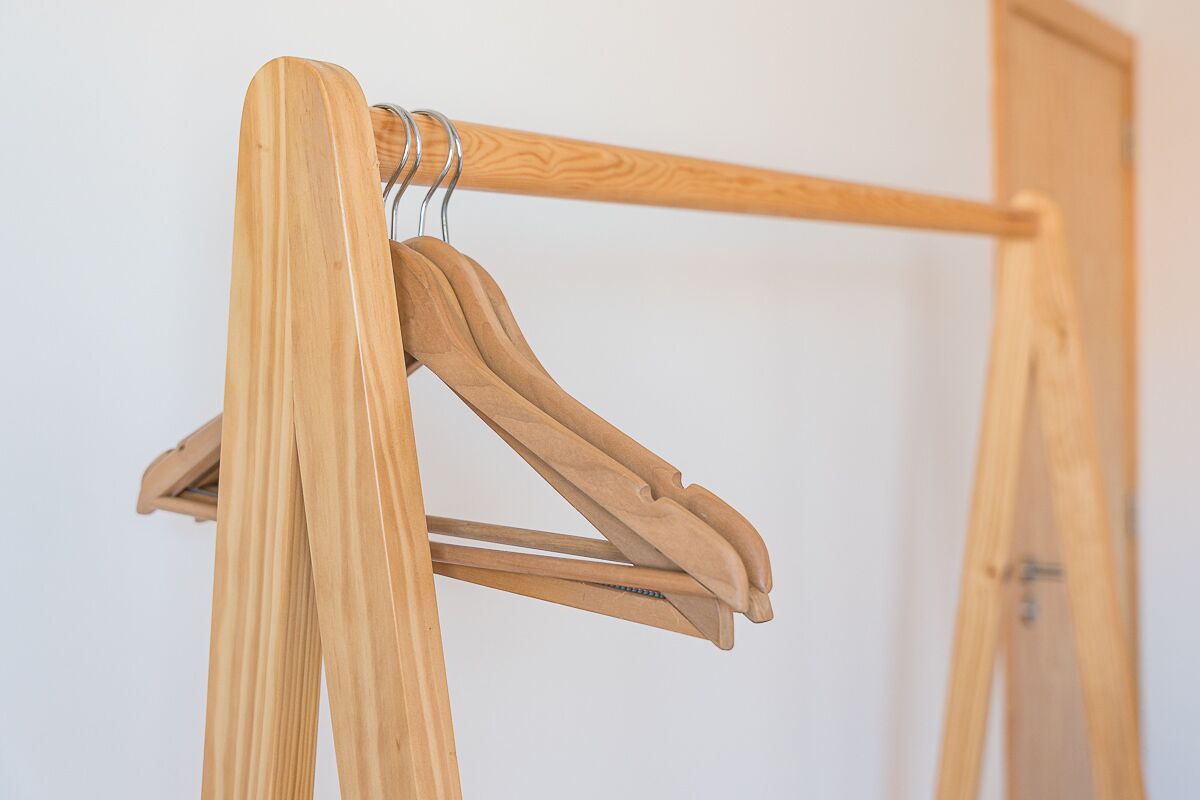 Un perchero de madera con dos perchas.