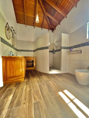 Douche, sèche-cheveux, bidet, serviettes fournies