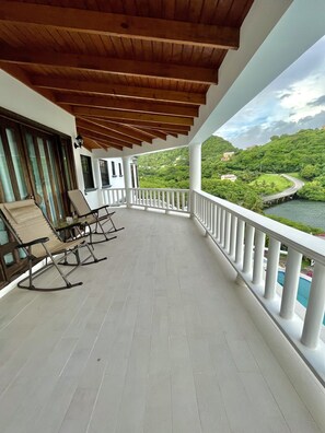 Property grounds - Spacious new villa in Grenada with amazing views and a pool (Egmont)