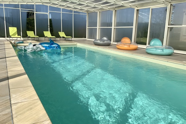 Alberca techada y alberca al aire libre