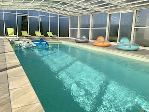 Una piscina cubierta, una piscina al aire libre