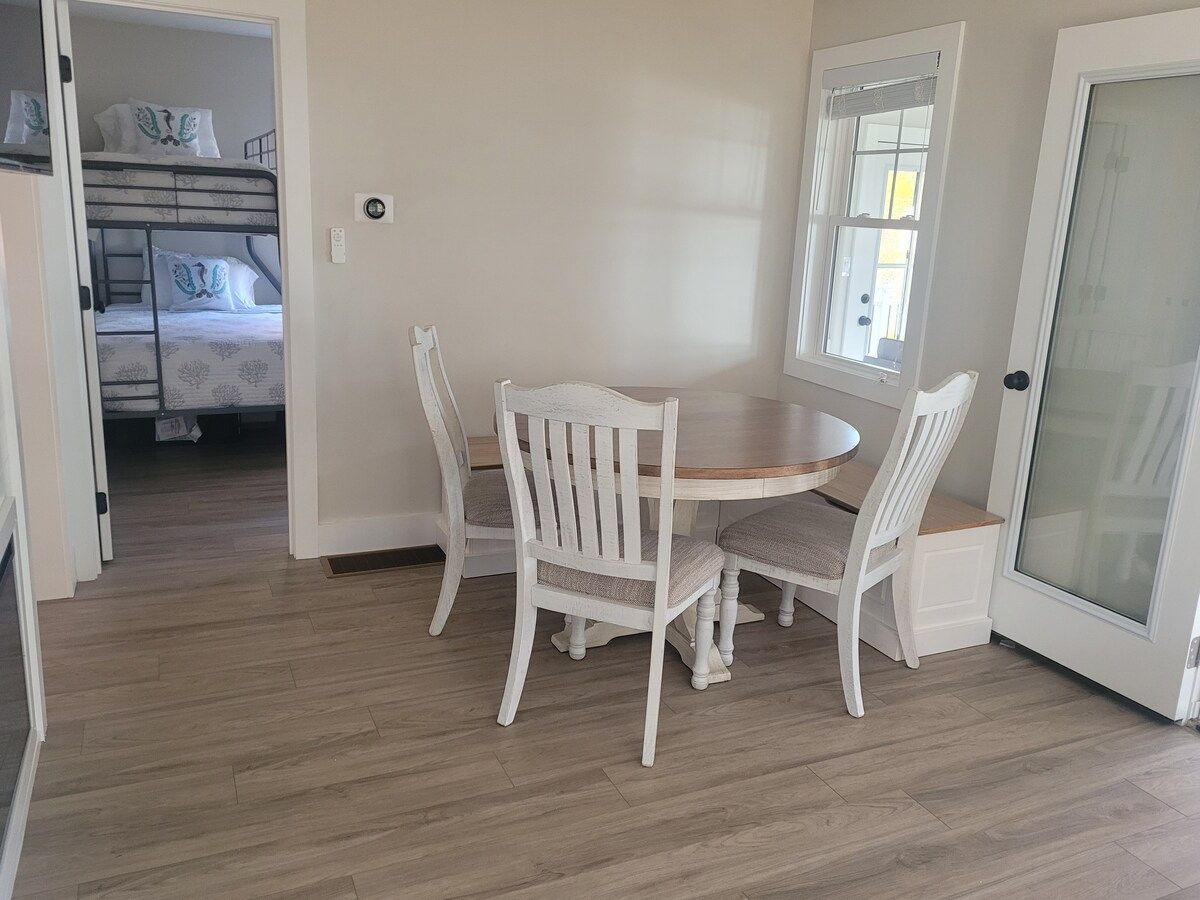 3 bedrooms, iron/ironing board, travel crib, WiFi (free)