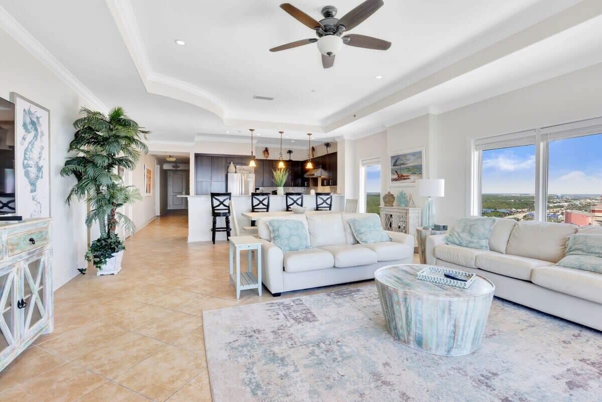 Smart-TV, peis, bøker og kontorer