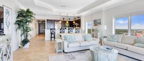 Smart-TV, Kamin, Bücher, Arbeitsbereiche