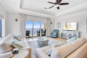 Smart-TV, Kamin, Bücher, Arbeitsbereiche