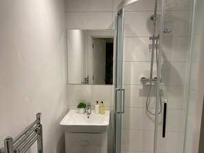 Combined shower/tub, towels, soap, shampoo
