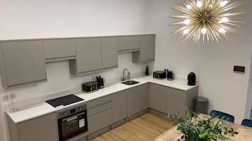 Réfrigérateur, cafetière/bouilloire, grille-pain