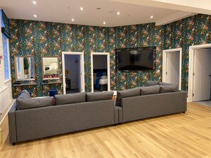 Interior - Apartment 5 (4 bedrooms, sleeps x 15) (York)