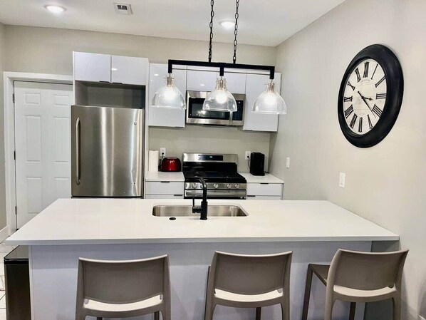 Refrigerador, microondas, horno y parrilla de estufa