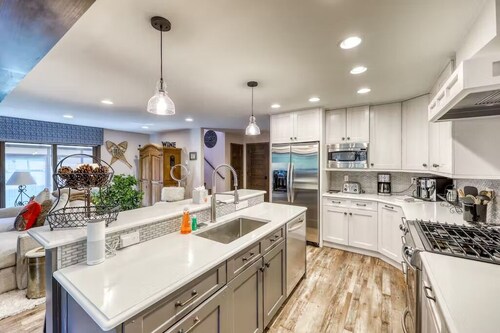 Vail spacious remodeled Ski Retreat with Private Hot Tub