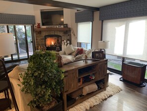 Smart TV, fireplace, video games, table tennis