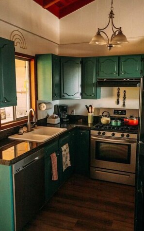 Fridge, microwave, oven, stovetop - Cardiff Hope House with Ocean View (Encinitas)